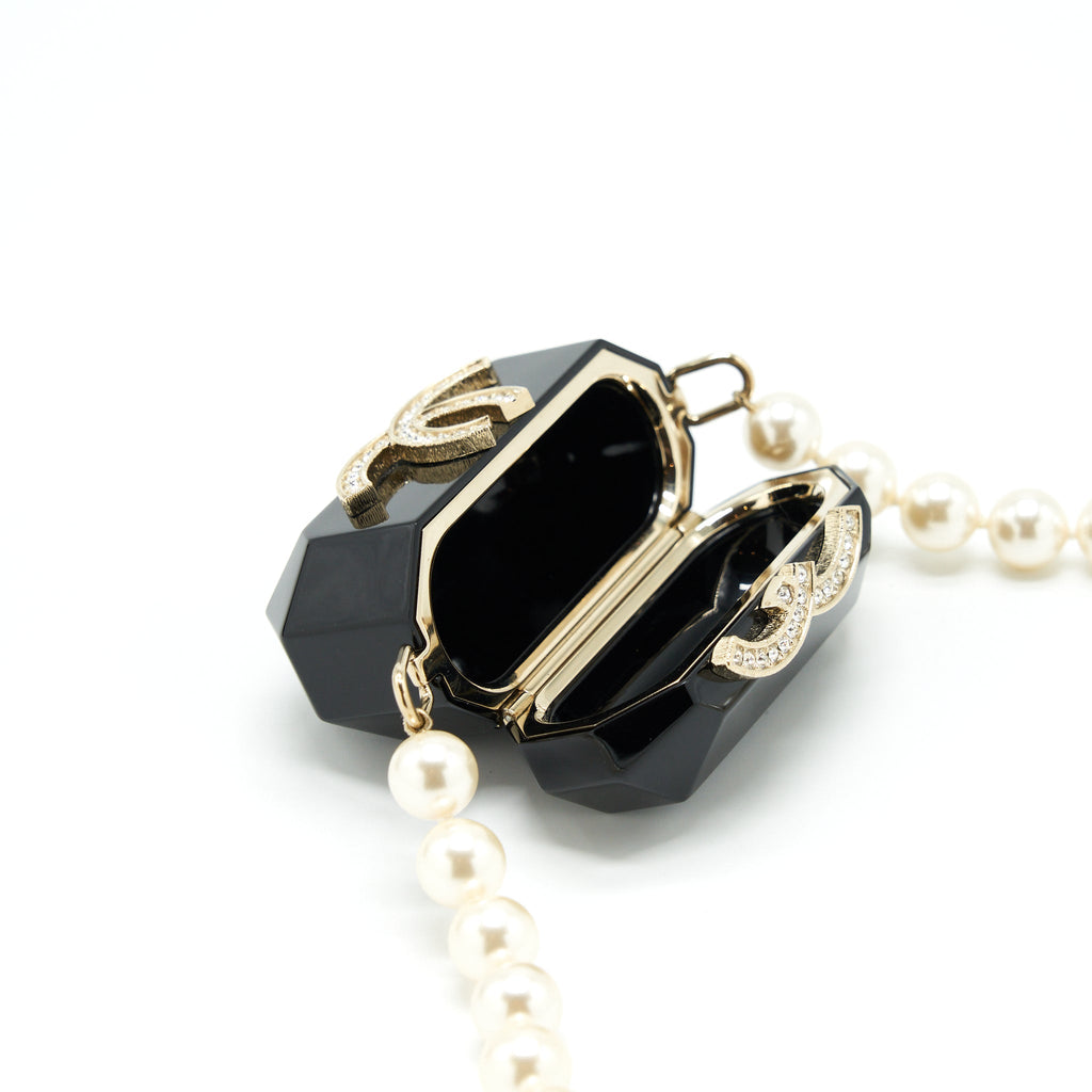 chanel-airpods-case-with-pearl-chain-black