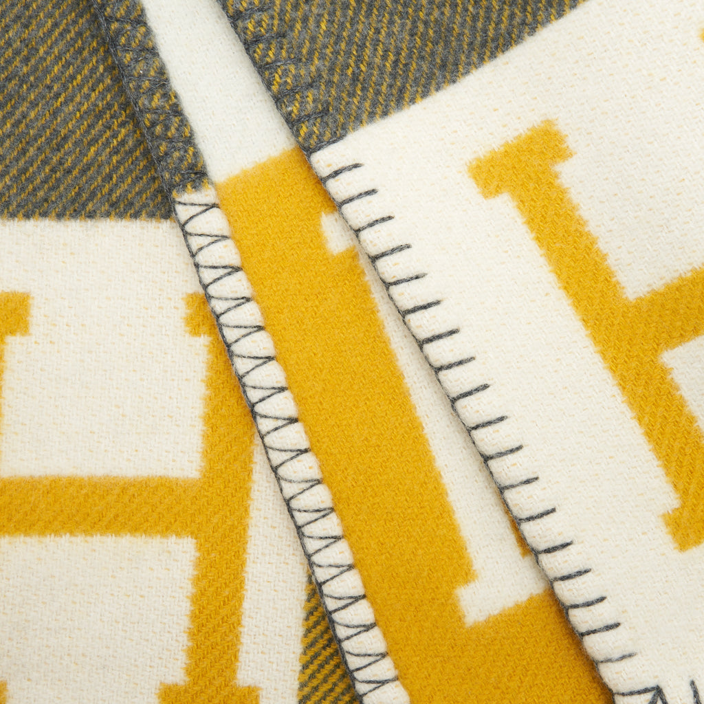 hermes-avalon-thrown-blanket-gris-soleil