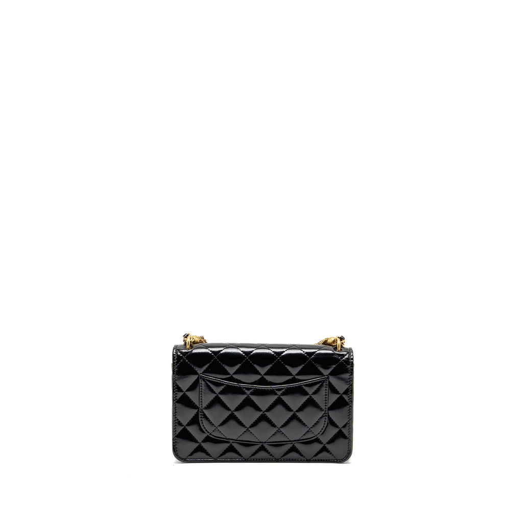 chanel-24a-detailed-chain-wallet-on-chain-shiny-calfskin-black-ghw-microchip
