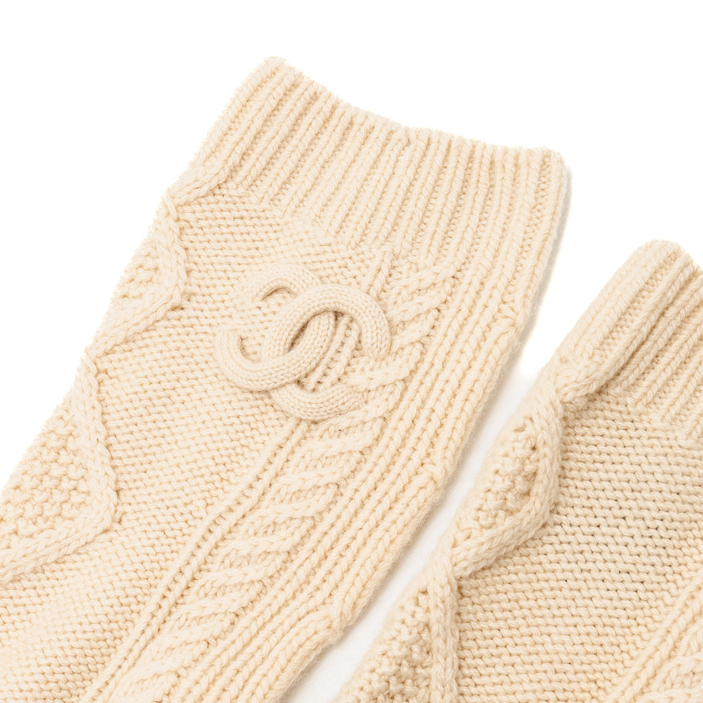 chanel-cc-logo-sock-slipper-blanket-travel-set-cashmere-cream-knit-copy