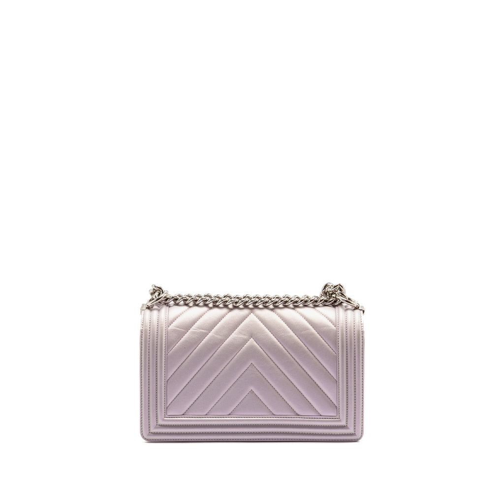 chanel-medium-boy-bag-chevron-lambskin-iridescent-lilac-shw