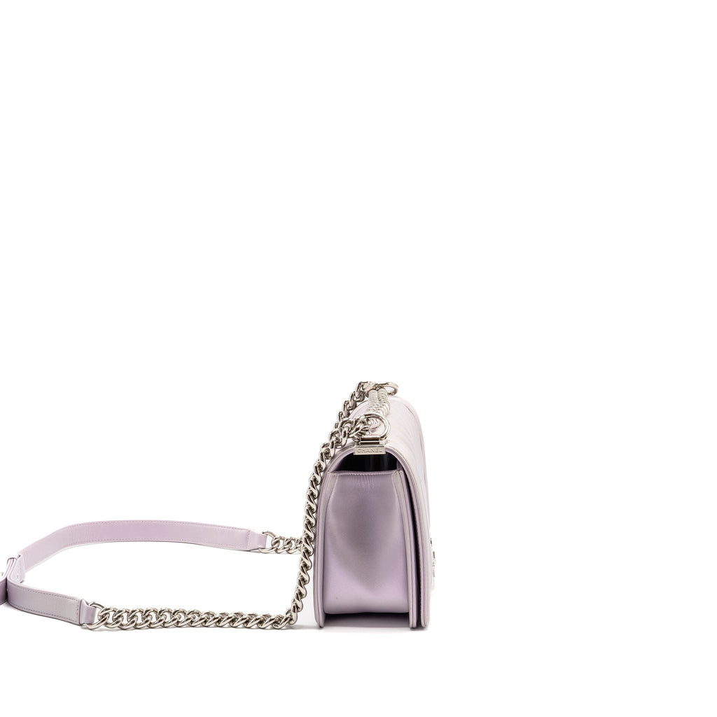 chanel-medium-boy-bag-chevron-lambskin-iridescent-lilac-shw