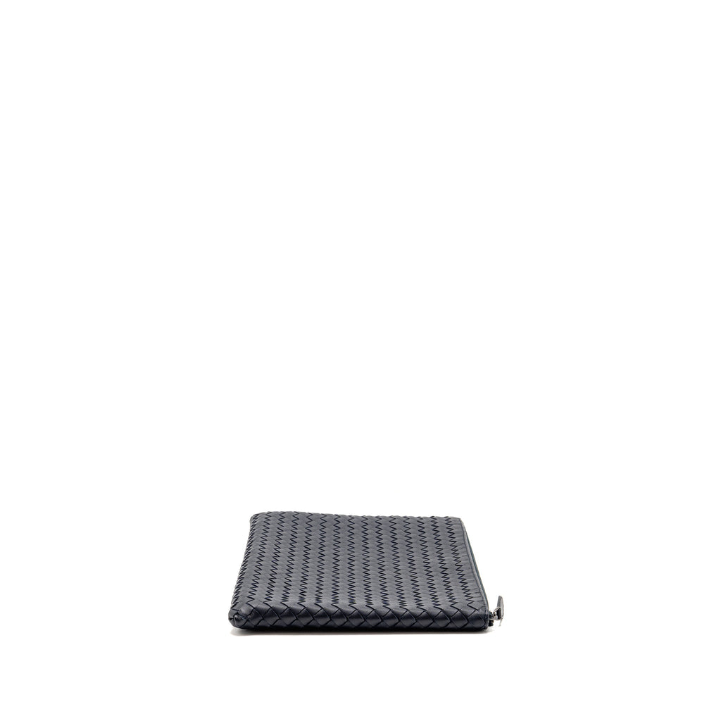 bottega-veneta-intrecciato-clutch-leather-navy-with-black-hardware