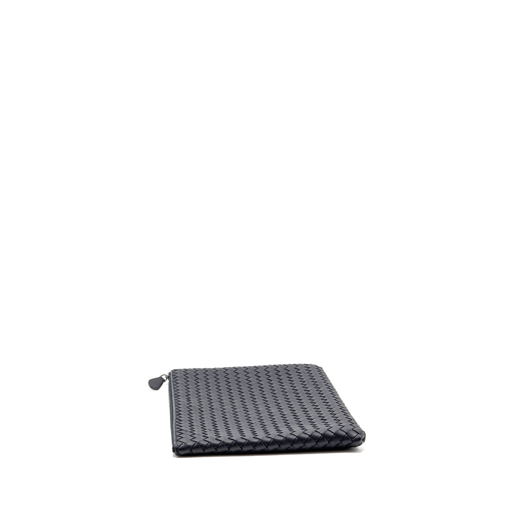 bottega-veneta-intrecciato-clutch-leather-navy-with-black-hardware