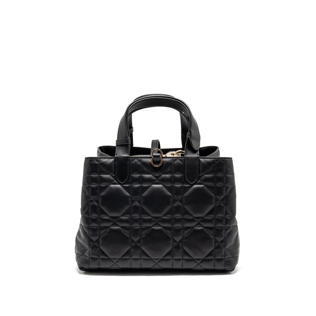 dior-medium-dior-toujours-tote-bag-macrocannage-calfskin-black-lghw-copy-2