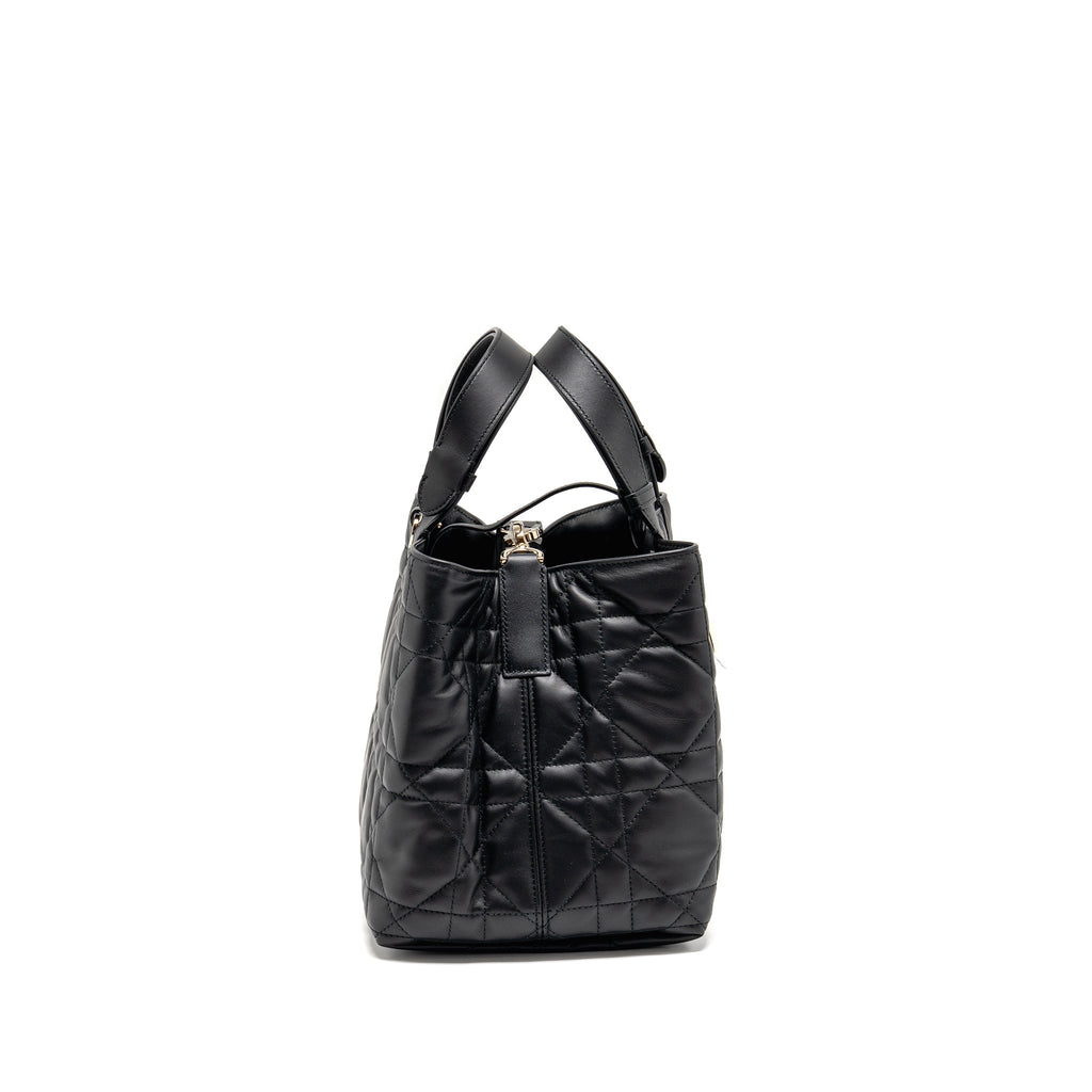 dior-medium-dior-toujours-tote-bag-macrocannage-calfskin-black-lghw-copy-2