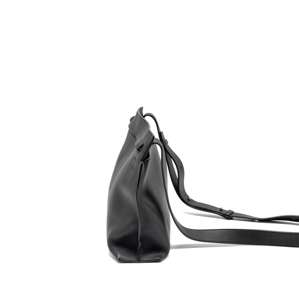 loewe-crossbody-men-s-messanger-bag-leather-black-shw