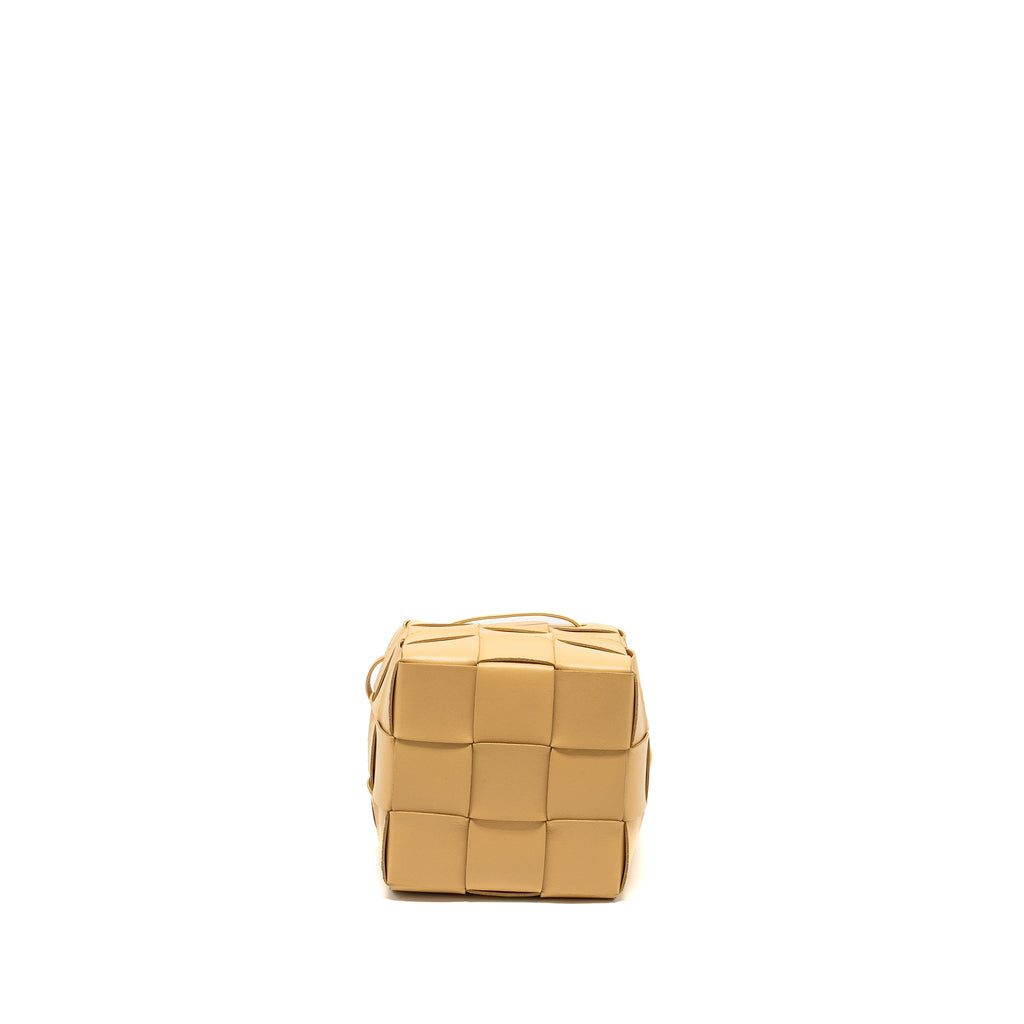 bottega-veneta-small-cassette-cross-body-bucket-bag-lambskin-porridge-copy-1