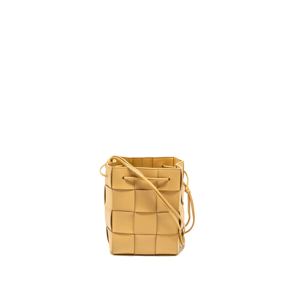 bottega-veneta-small-cassette-cross-body-bucket-bag-lambskin-porridge-copy-1