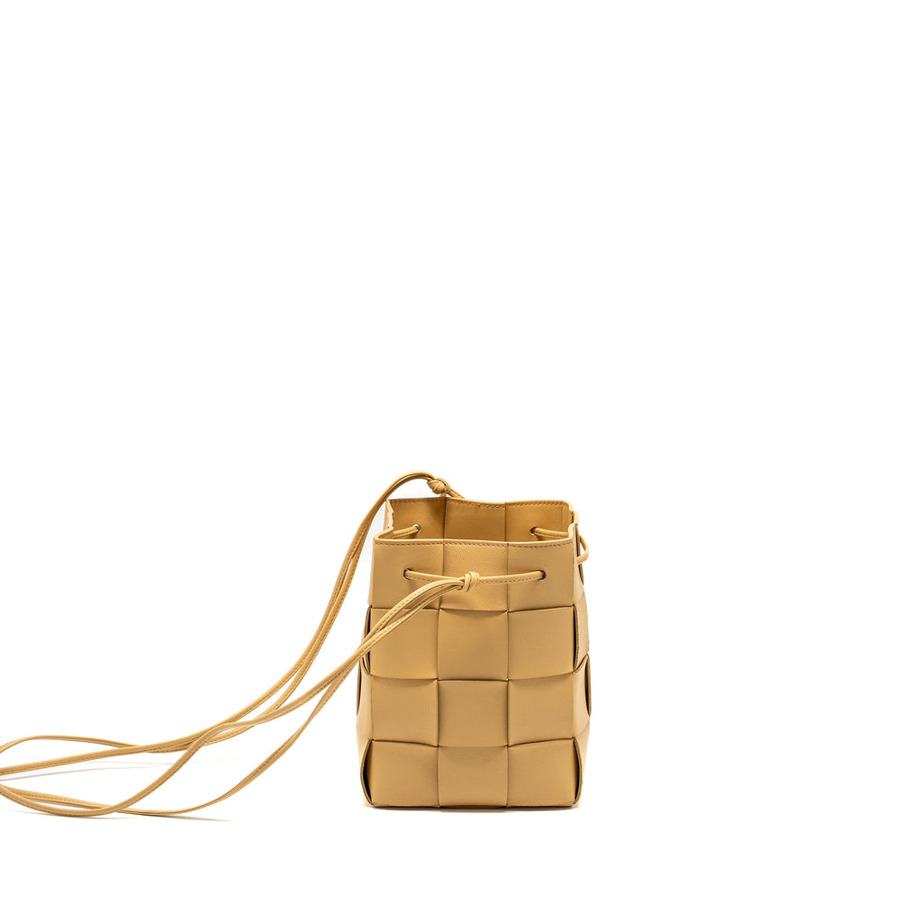 bottega-veneta-small-cassette-cross-body-bucket-bag-lambskin-porridge-copy-1
