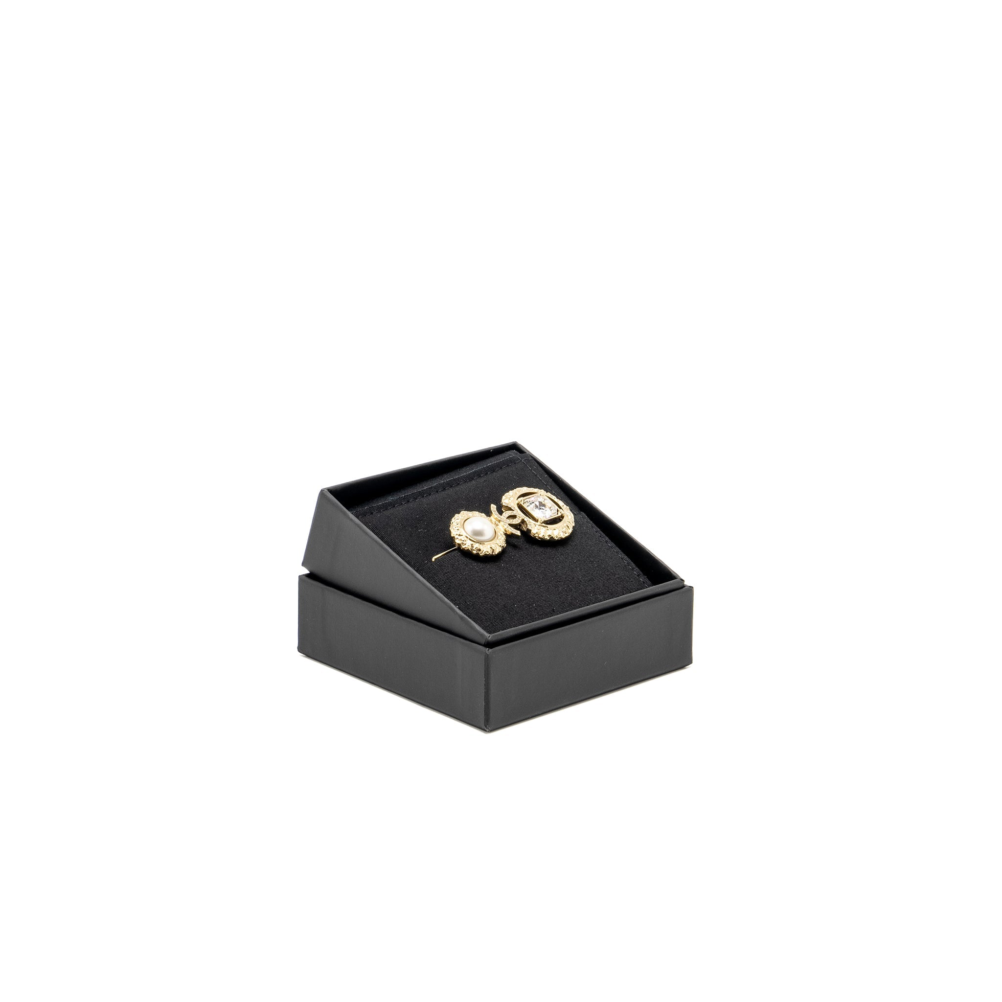 chanel-cc-logo-hair-clip-crystal-and-pearl-light-gold-tone
