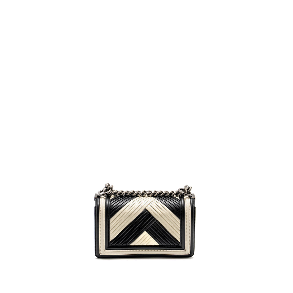 chanel-small-boy-bag-chevron-lambskin-white-black-shw