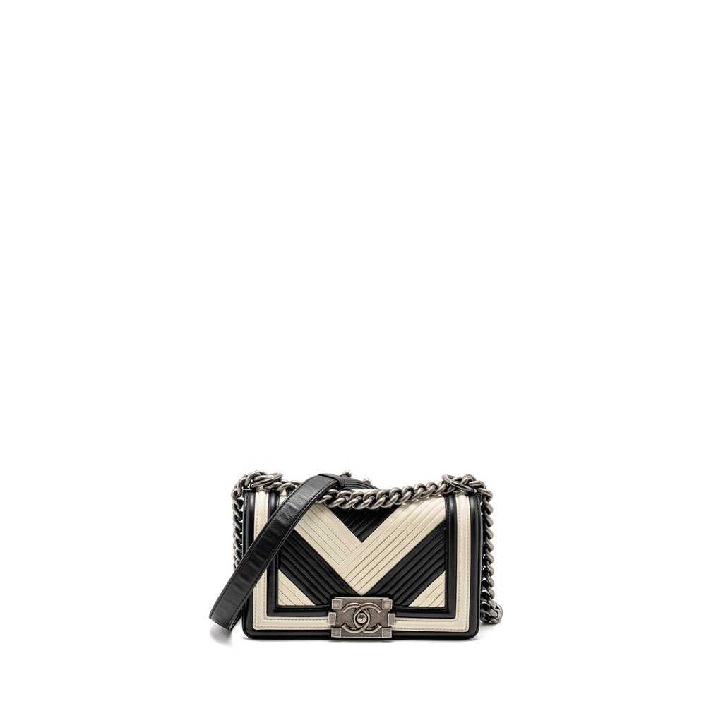 chanel-small-boy-bag-chevron-lambskin-white-black-shw