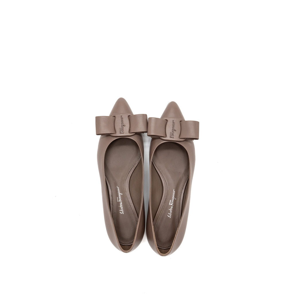 ferragamo-size-7-viva-ballerinas-nappa-calfskin-grey