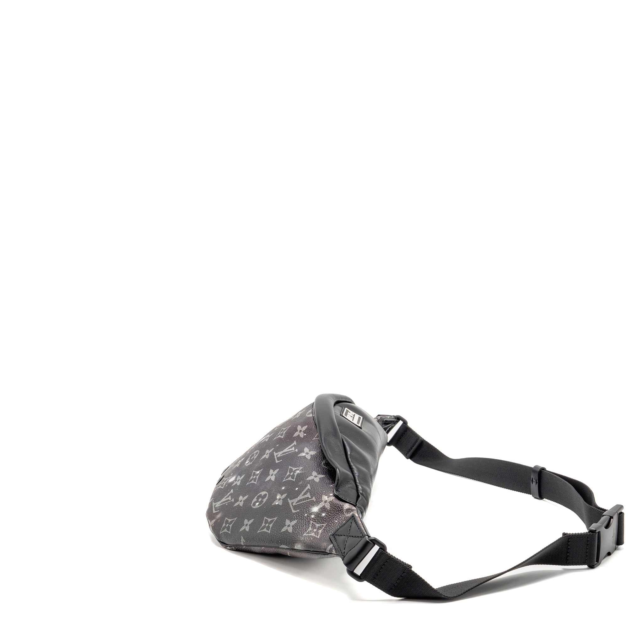 louis-vuitton-discovery-bum-bag-monogram-black-silver-black-hardware