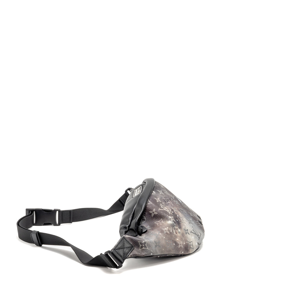 louis-vuitton-discovery-bum-bag-monogram-black-silver-black-hardware
