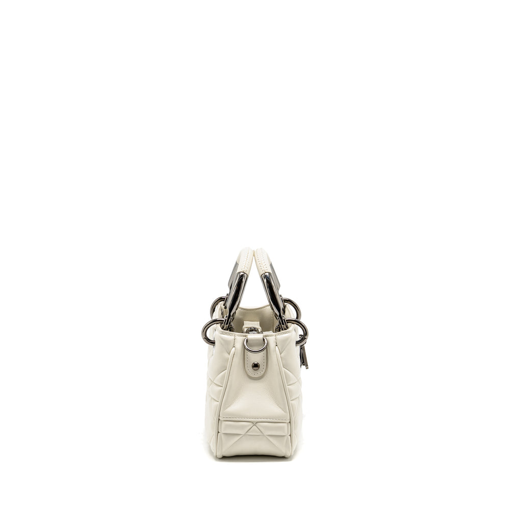 dior-lady-95-22-handbag-lambskin-white-with-black-hardware-copy
