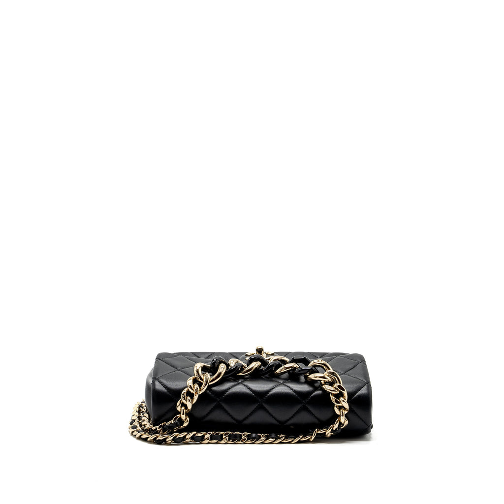chanel-flap-bag-with-giant-chain