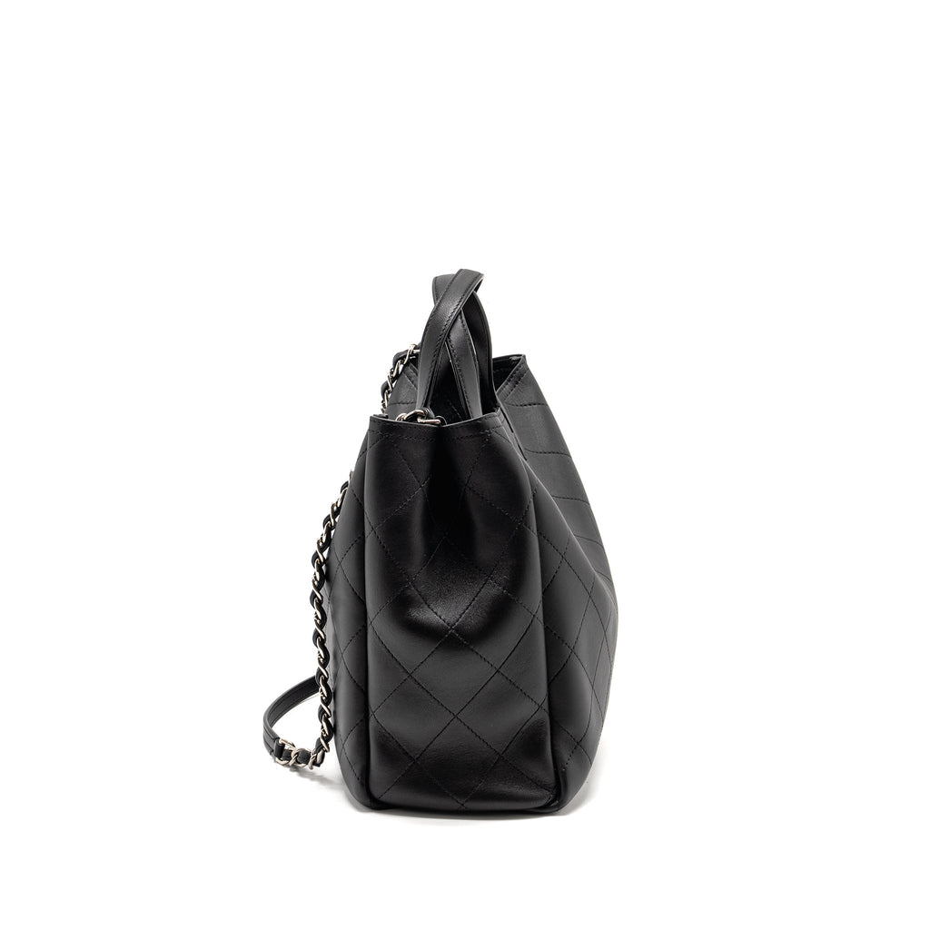 chanel-hampton-tote-bag-lambskin-black-shw