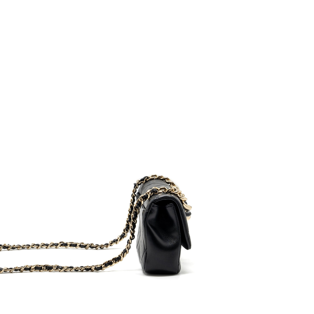chanel-flap-bag-with-giant-chain