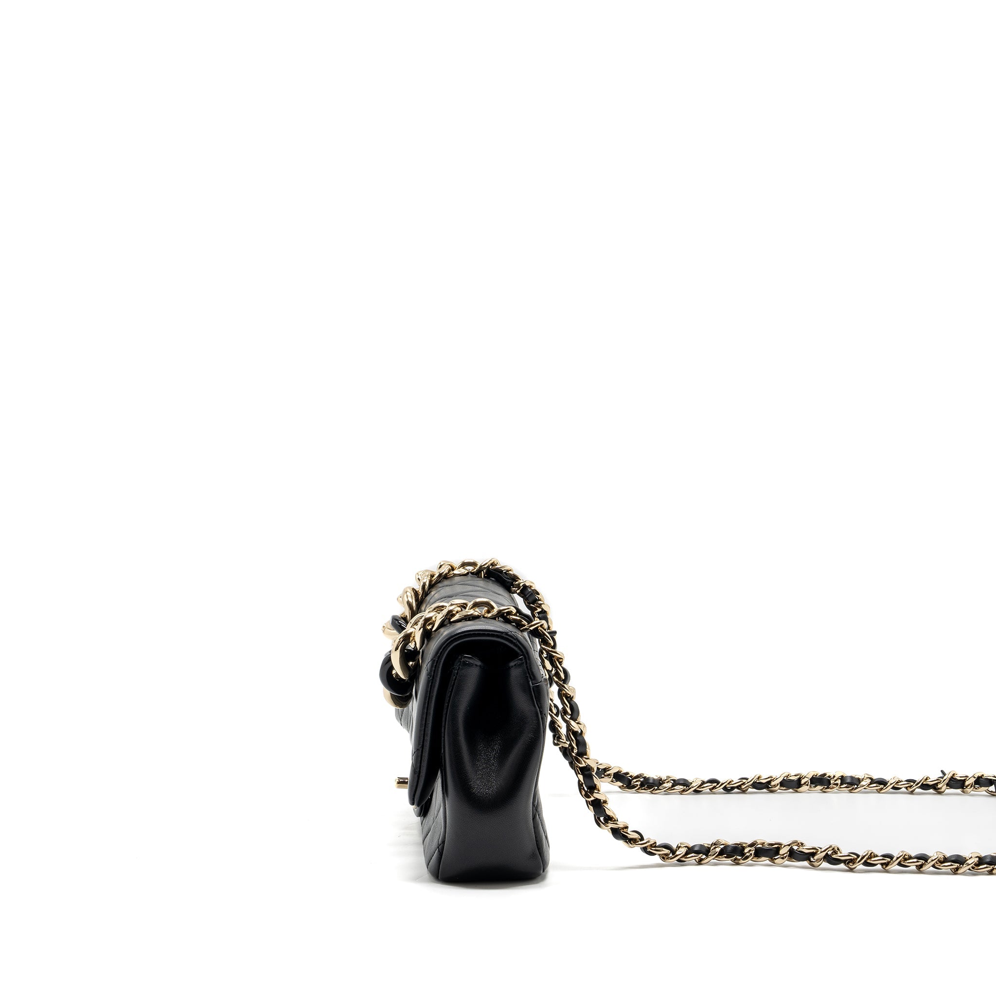 chanel-flap-bag-with-giant-chain