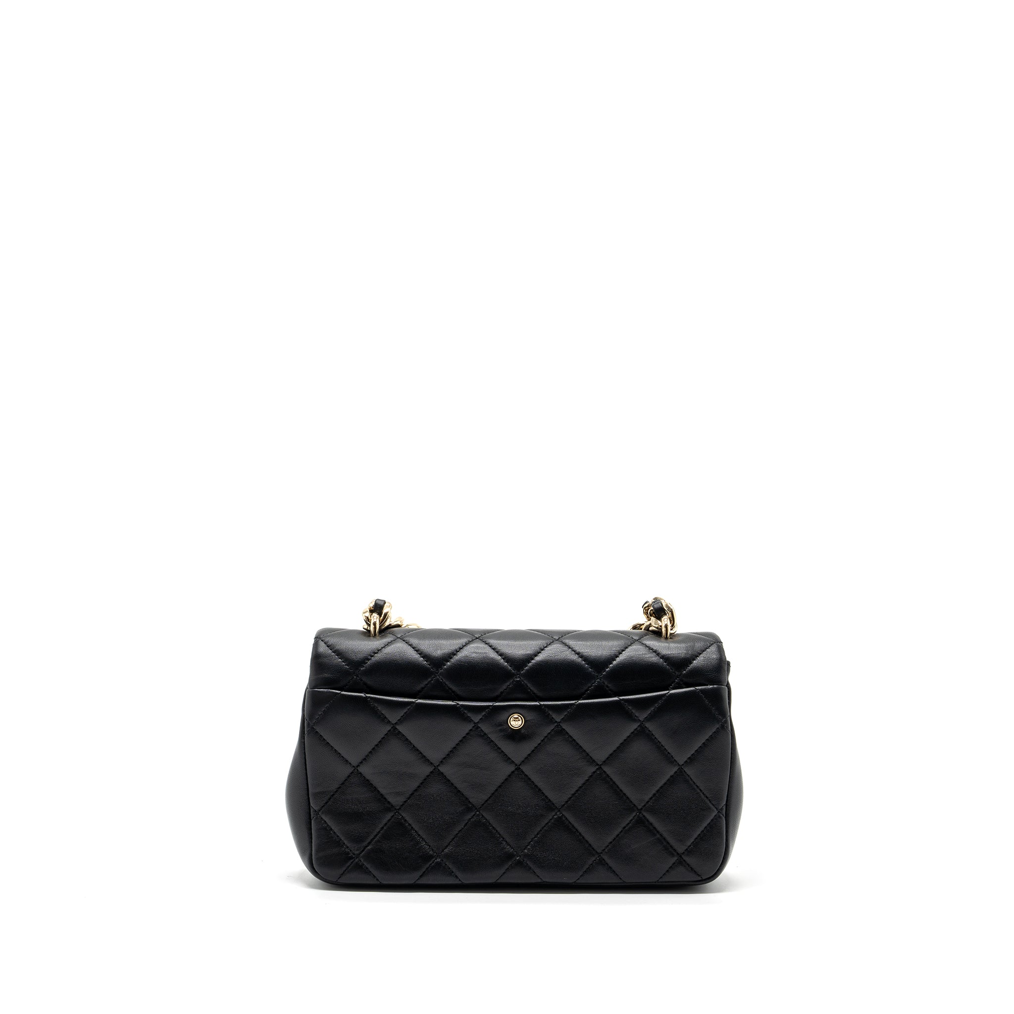 chanel-flap-bag-with-giant-chain