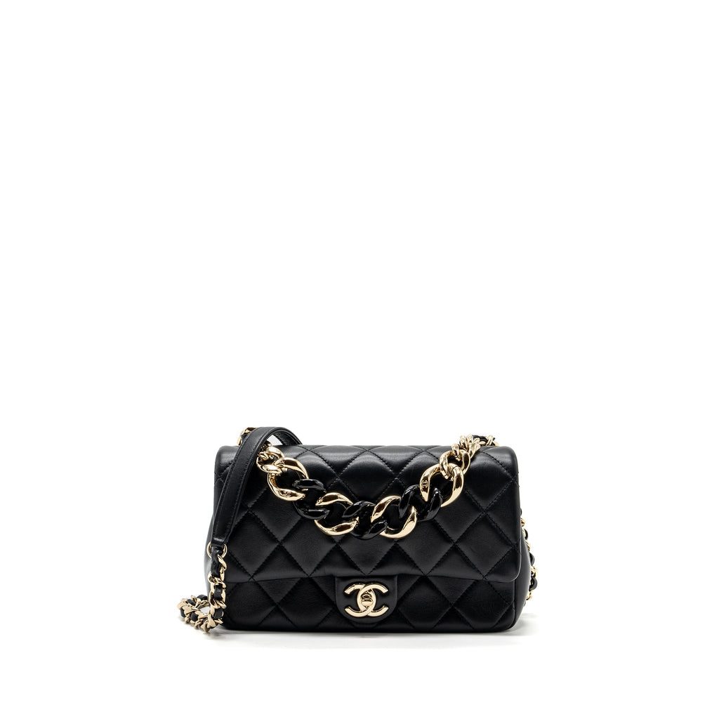 chanel-flap-bag-with-giant-chain