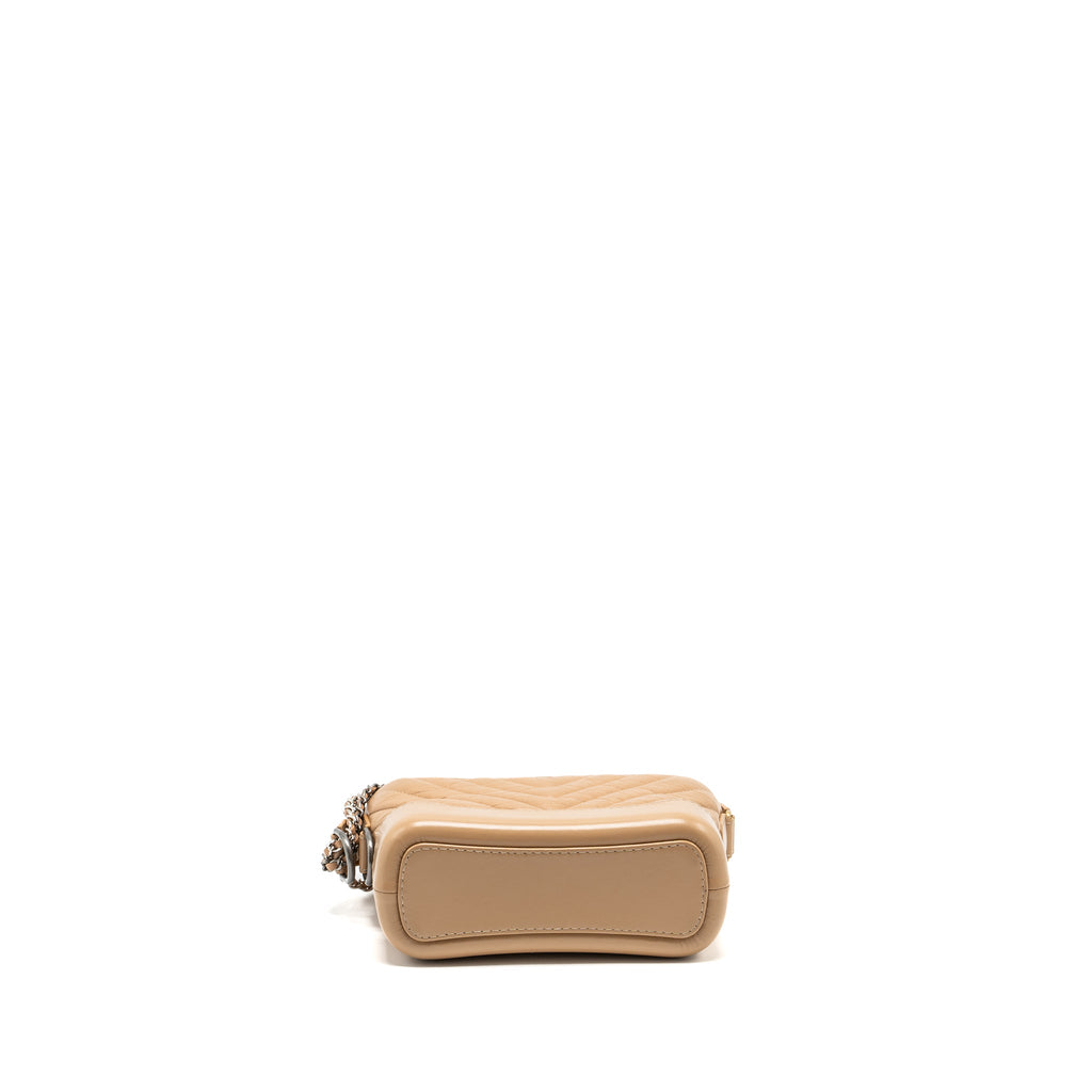 chanel-small-chevron-gabrielle-hobo-bag-calfskin-beige-multicolour-hardware