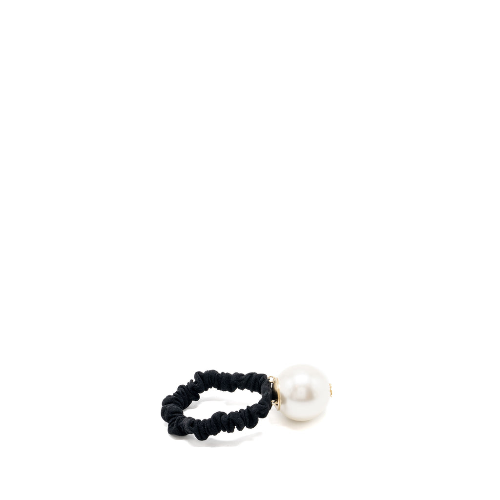 chanel-giant-pearl-hair-tie-black