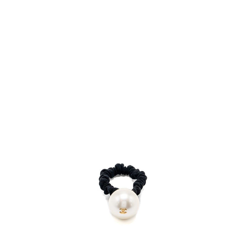 chanel-giant-pearl-hair-tie-black