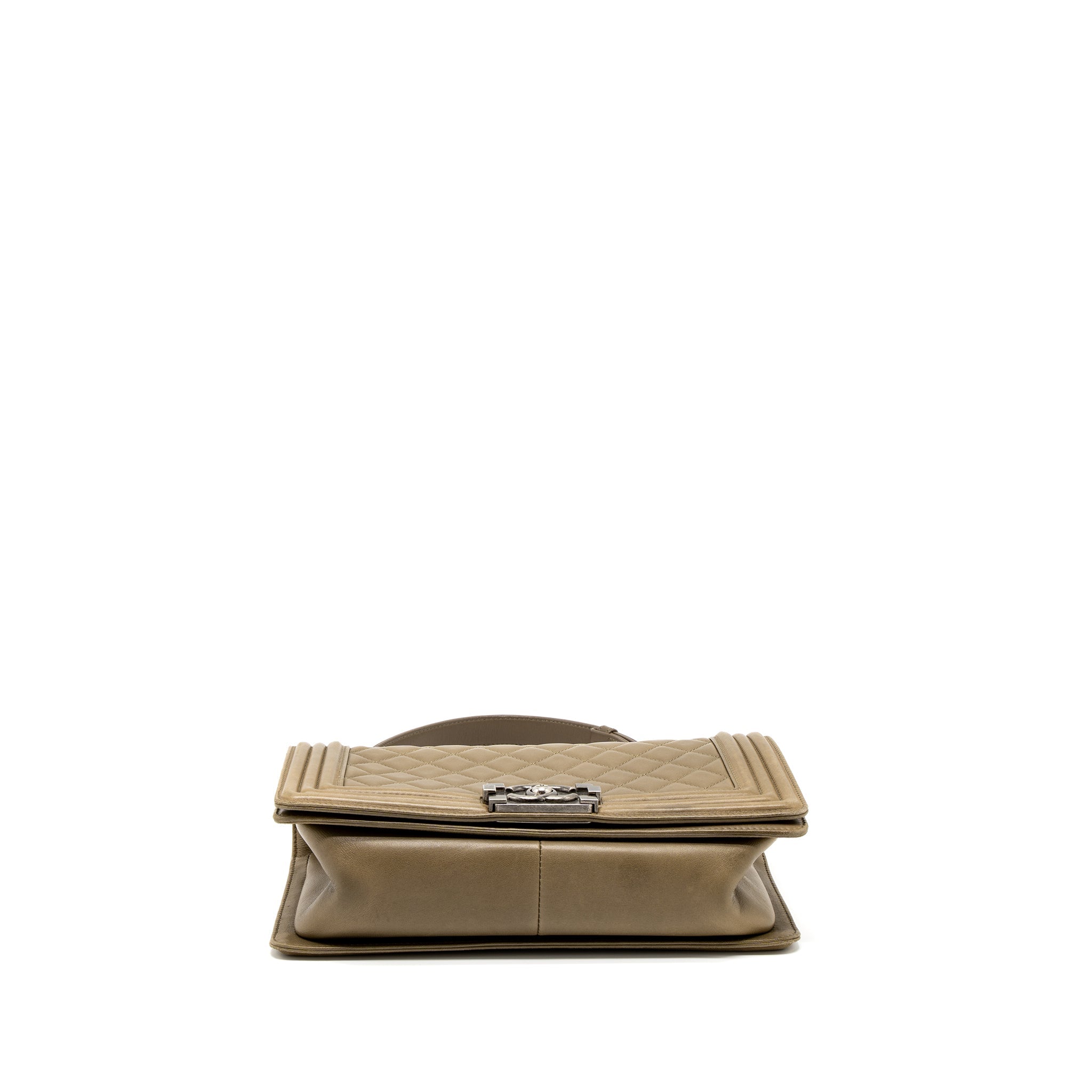 chanel-medium-boy-bag-lambskin-green-ruthenium-hardware