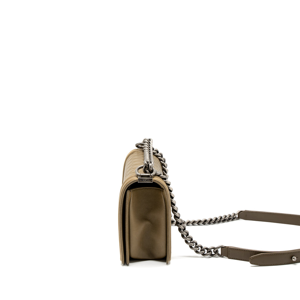 chanel-medium-boy-bag-lambskin-green-ruthenium-hardware