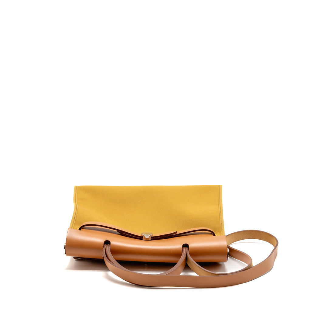hermes-herbag-31-zip-bag-canvas-hunter-leather-sesame-naturel-sable-shw-stamp-square-q-copy
