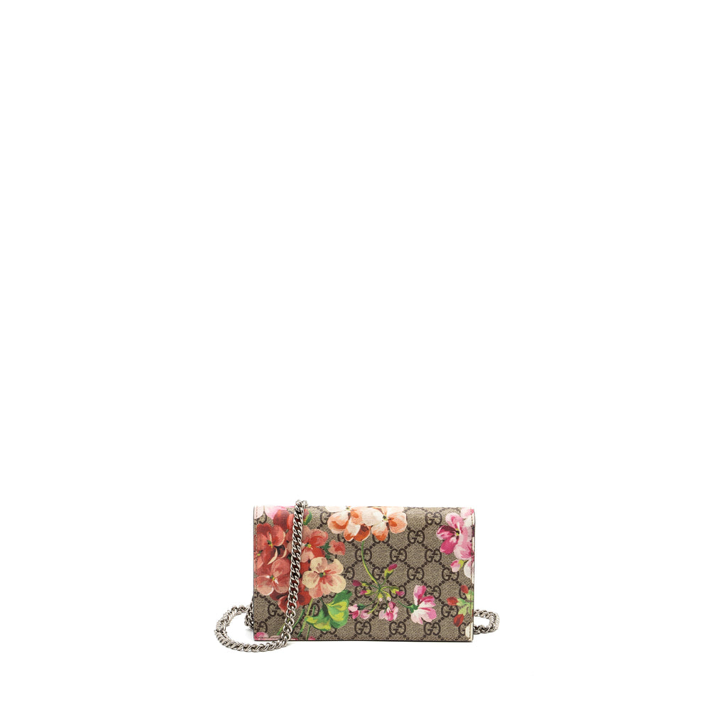 gucci-mini-clutch-with-chain-flower-printed-gg-supreme-canvas-shw
