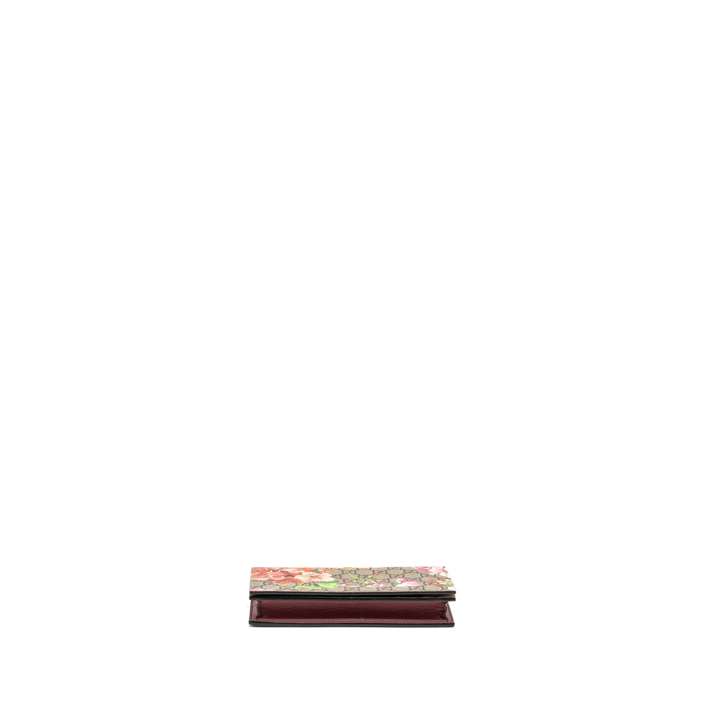 gucci-mini-clutch-with-chain-flower-printed-gg-supreme-canvas-shw