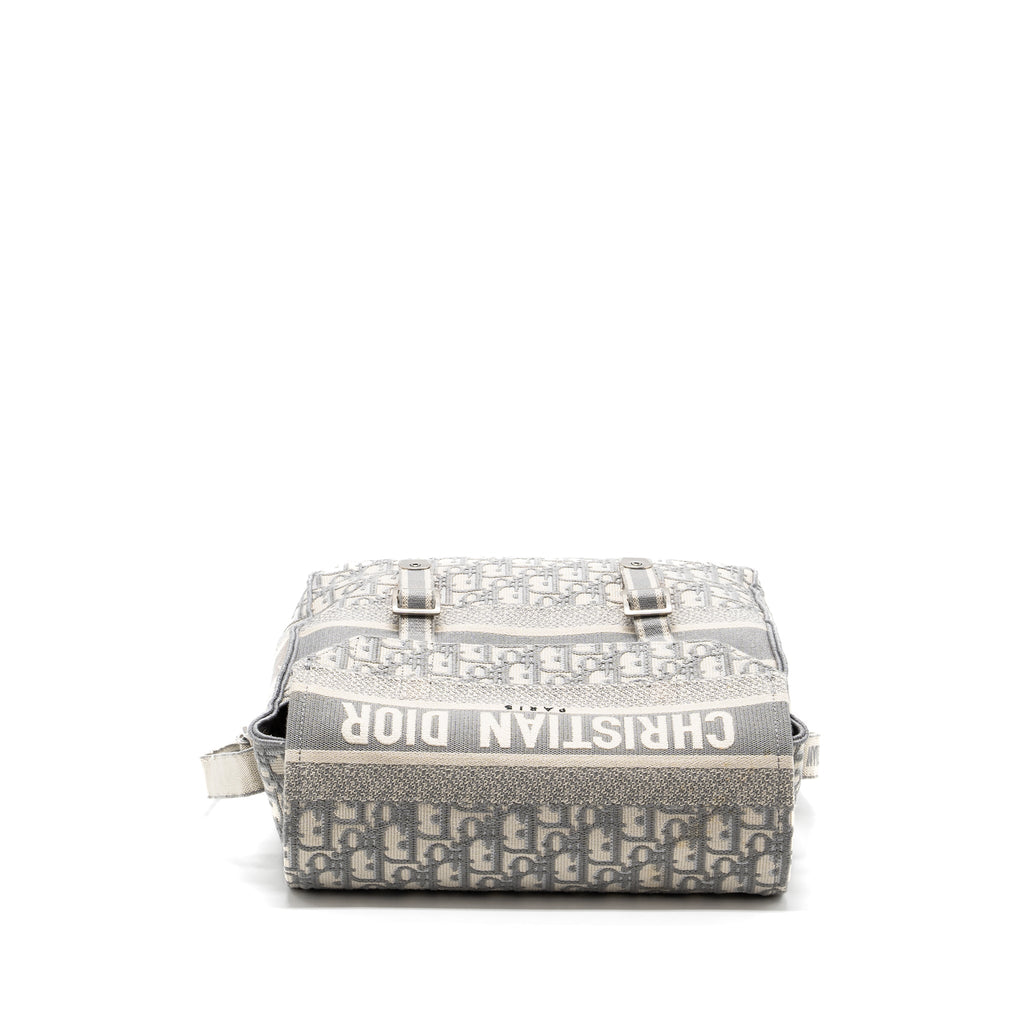 dior-diorcamp-nessenger-bag-oblique-embroidery-light-grey-shw