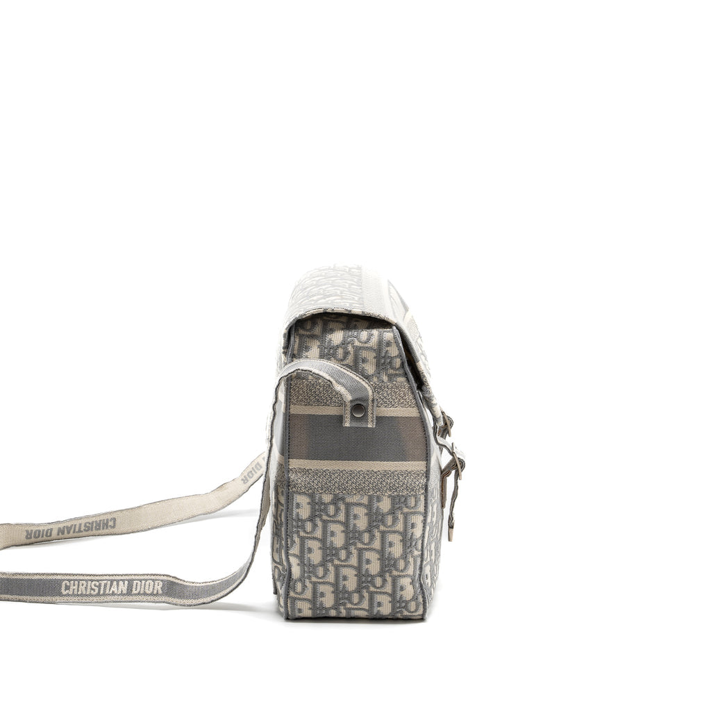 dior-diorcamp-nessenger-bag-oblique-embroidery-light-grey-shw