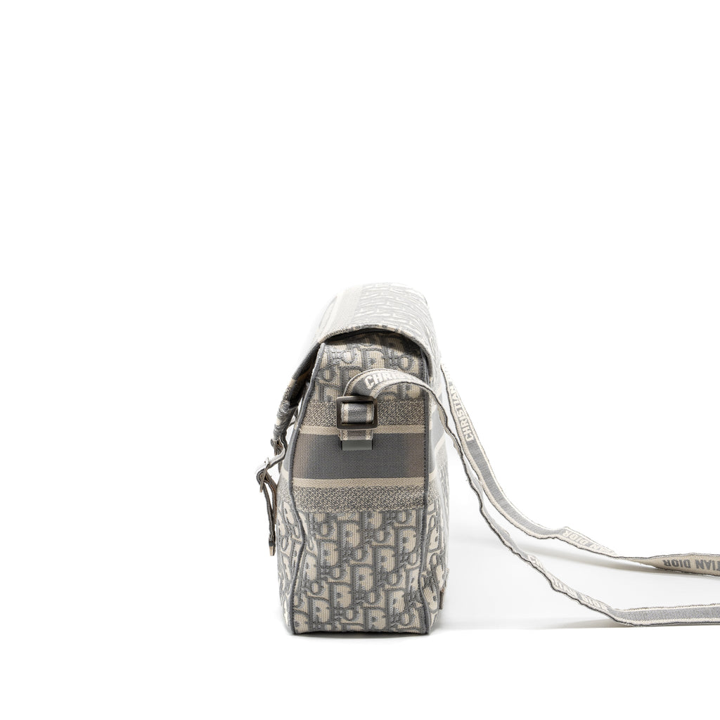 dior-diorcamp-nessenger-bag-oblique-embroidery-light-grey-shw