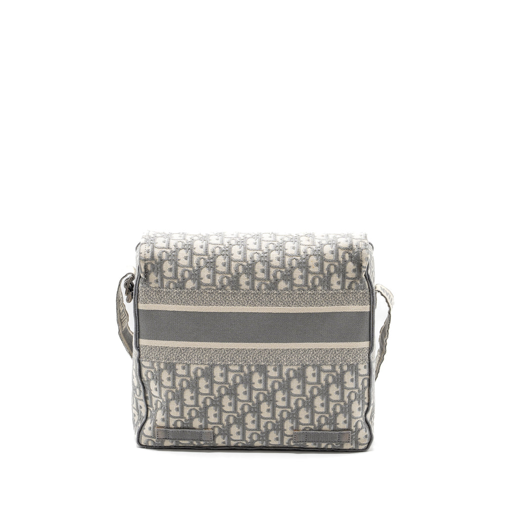 dior-diorcamp-nessenger-bag-oblique-embroidery-light-grey-shw