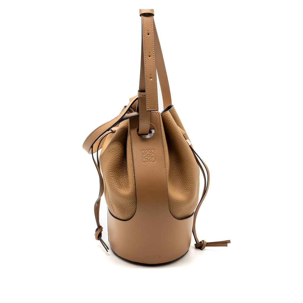 loewe-bolso-balloon-bucket-bag-calfskin-toffee-shw