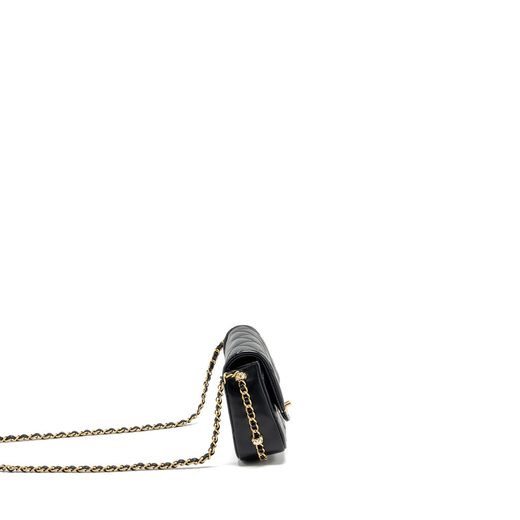 chanel-quilted-flap-bag-with-detailed-logo-and-chain-lambskin-black-ghw-microchip