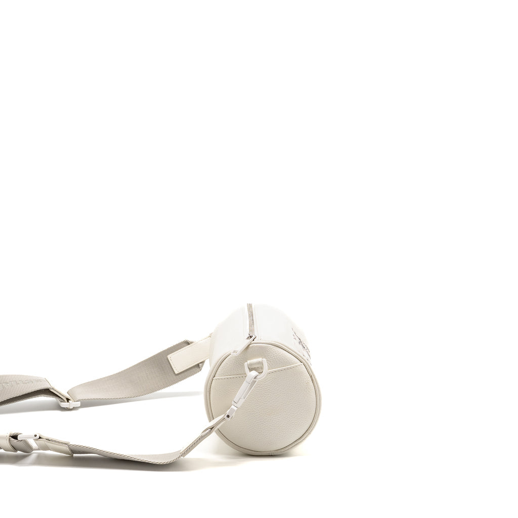 dior-homme-x-daniel-arsham-roller-messager-bag-grained-calfskin-white-shw-copy