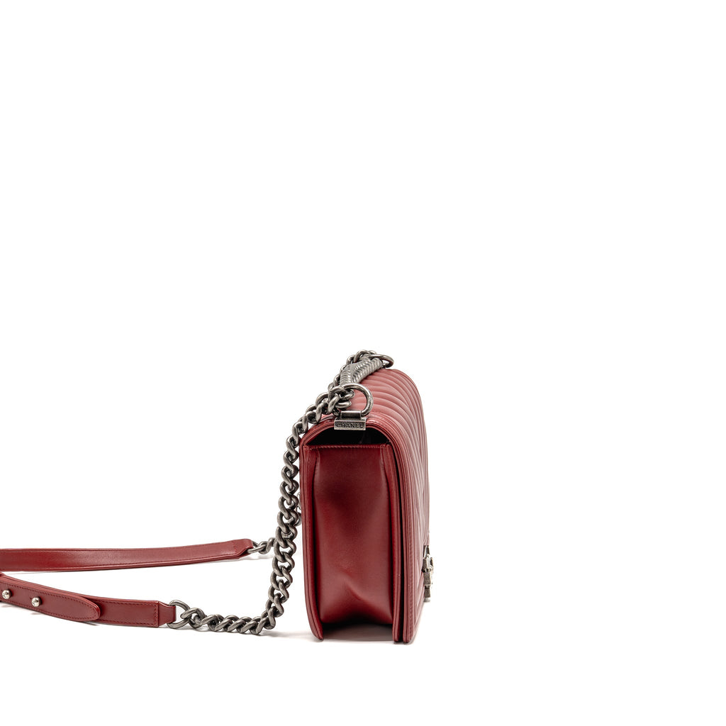 chanel-chevron-new-medium-boy-bag-calfskin-red-ruthenium-hardware