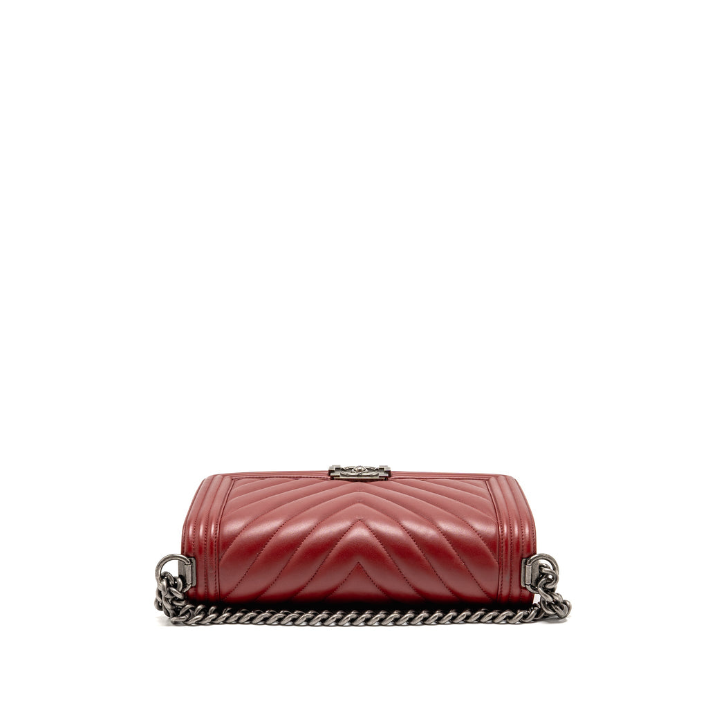 chanel-chevron-new-medium-boy-bag-calfskin-red-ruthenium-hardware