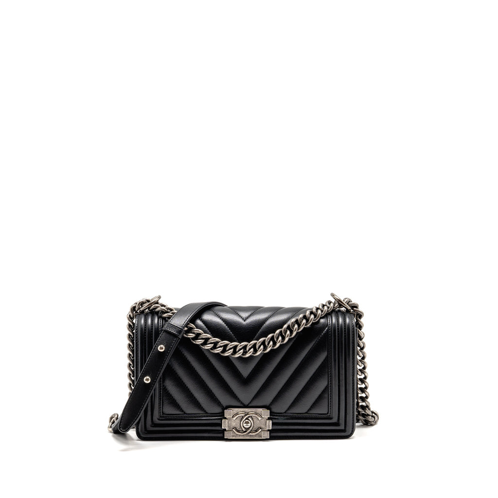 chanel-chevron-medium-bag-calfskin-black-ruthenium-shw