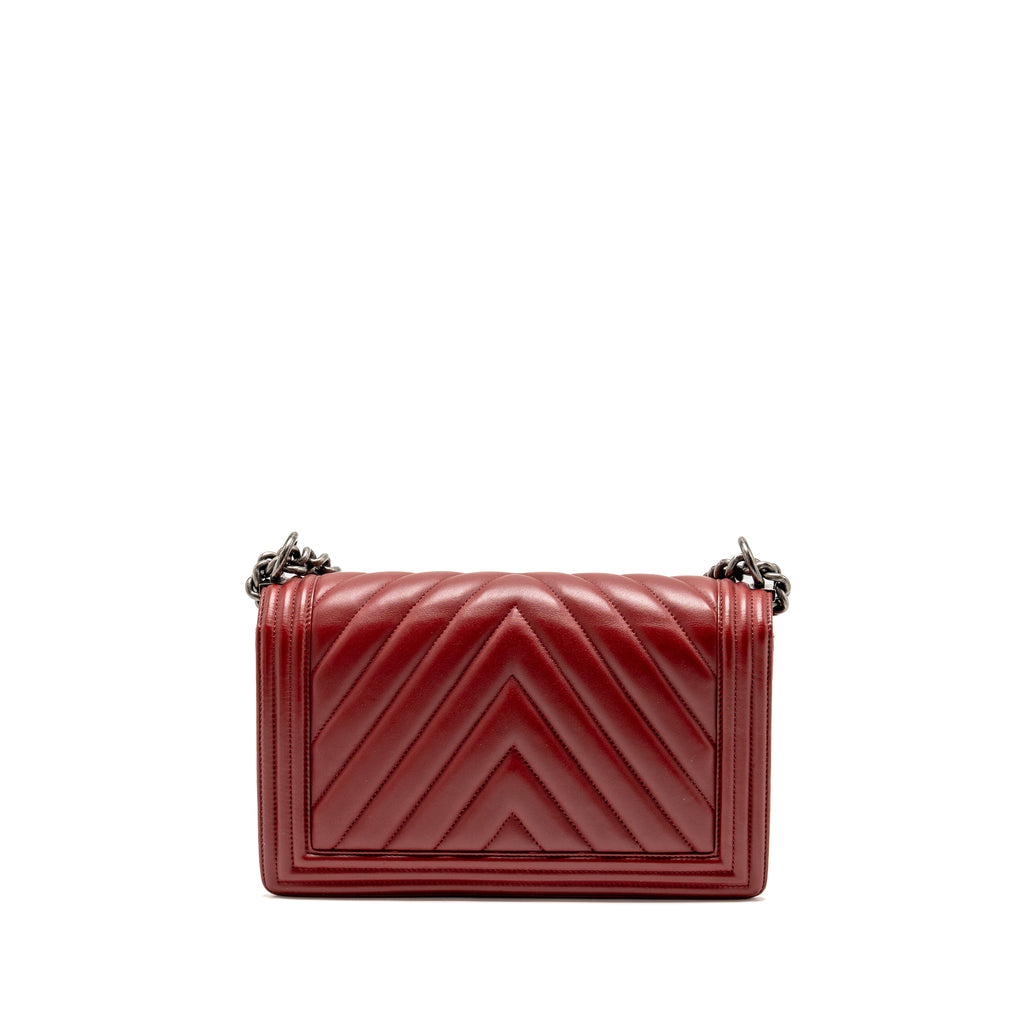 chanel-chevron-new-medium-boy-bag-calfskin-red-ruthenium-hardware