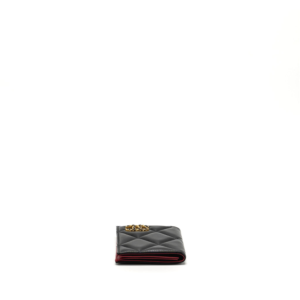 chanel-19-passport-holder-lambskin-black-ghwmicrochip