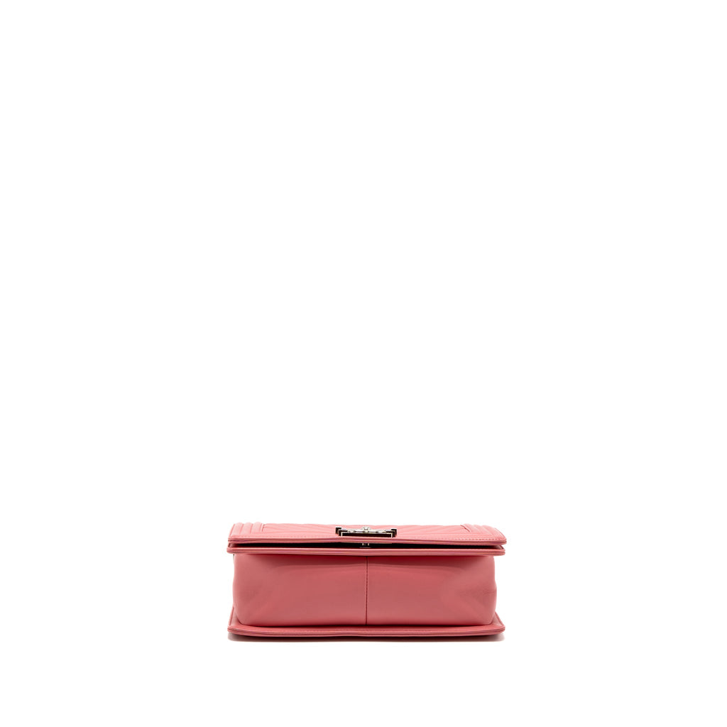 chanel-medium-boy-bag-chevron-calfskin-pink-shw
