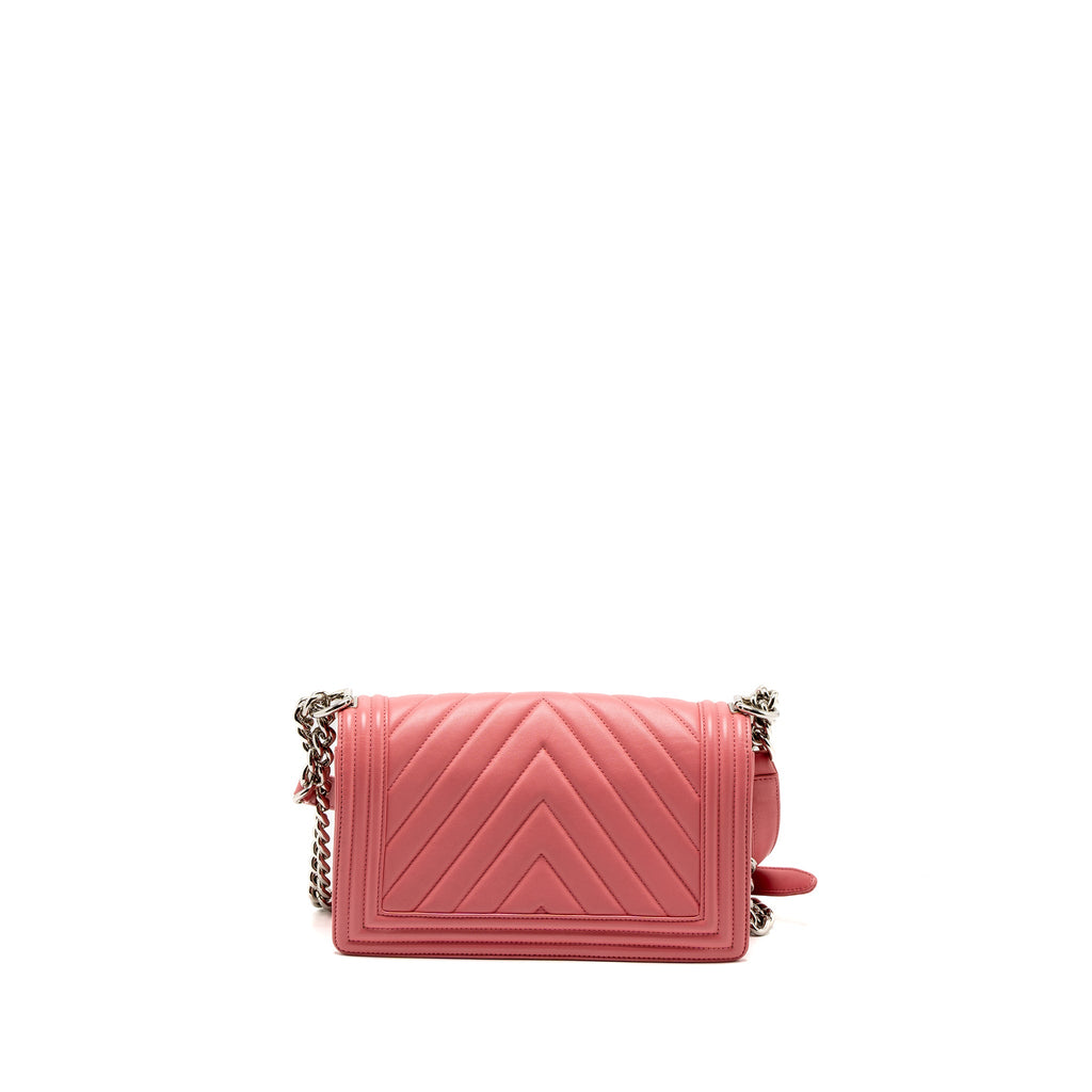 chanel-medium-boy-bag-chevron-calfskin-pink-shw