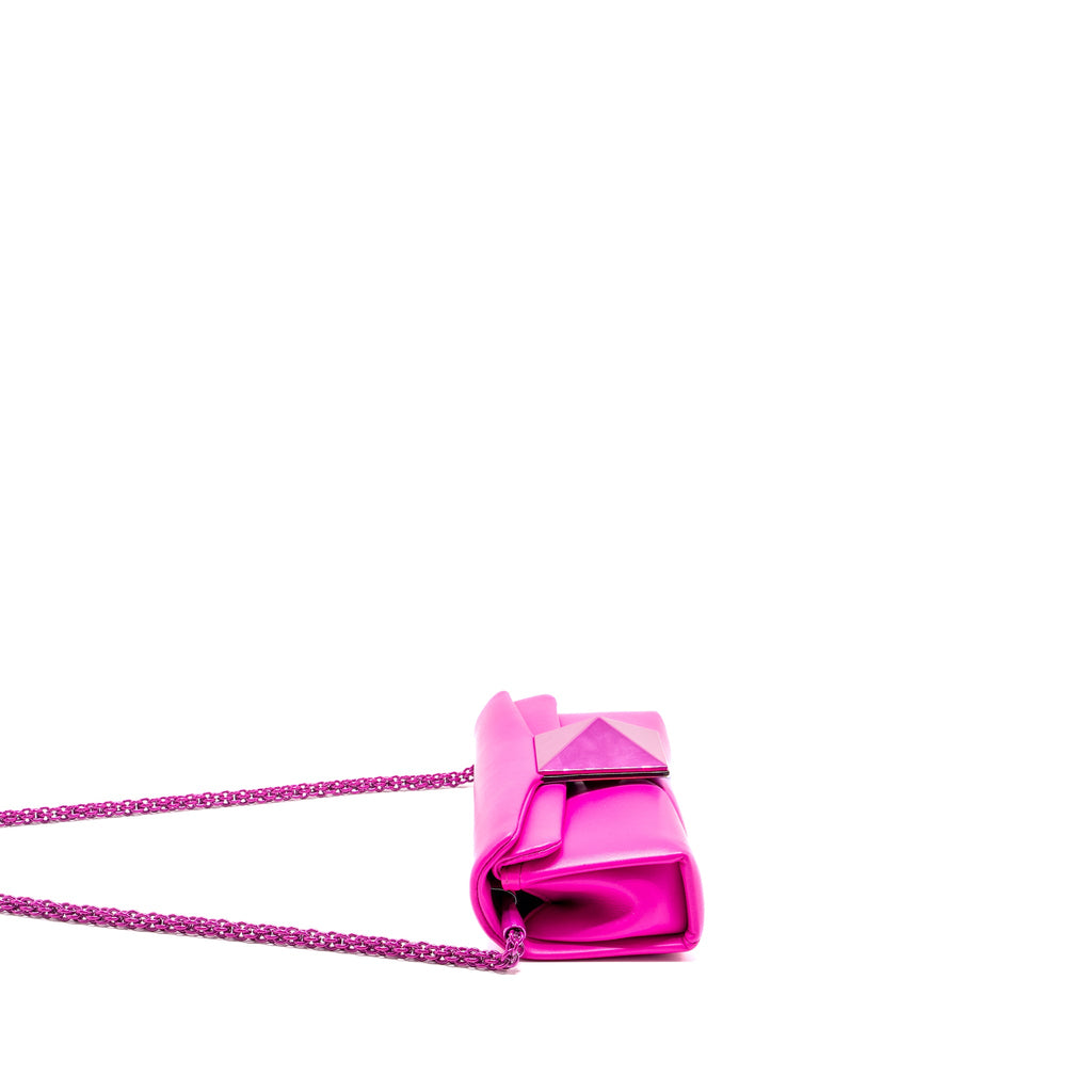 valentino-garavani-one-stud-clutch-bag-nappa-leather-pink-with-pink-hardware